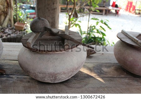  Ancient clay pot and coconut shell dipper
and ladle coconut.
