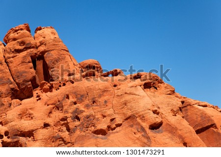 The Valley of Fire derives its name from red sandstone formations, formed from great shifting sand dunes durind the age of dinosaurs, 150 million years ago. Nevada, USA.