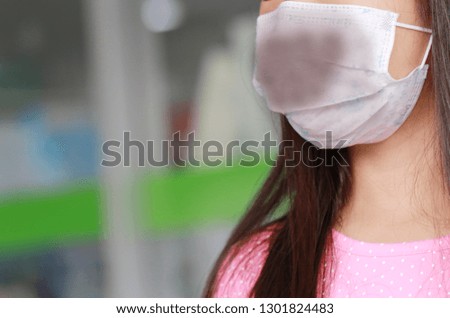  The girl wearing a mask that cannot prevent dust, pm2.5