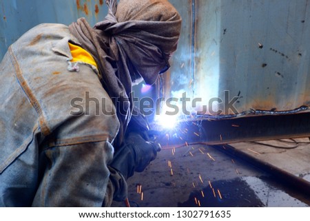 A welder connected to the wall without using a protective mask using an electric welder.
