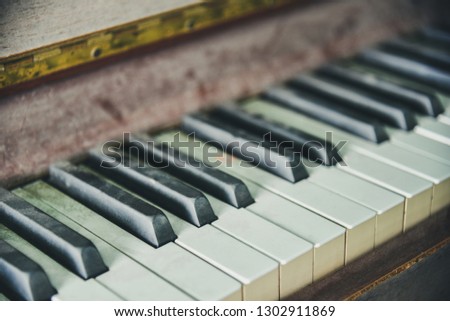 Old piano keyboard 