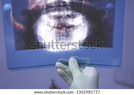 The dentist examines the toothache 