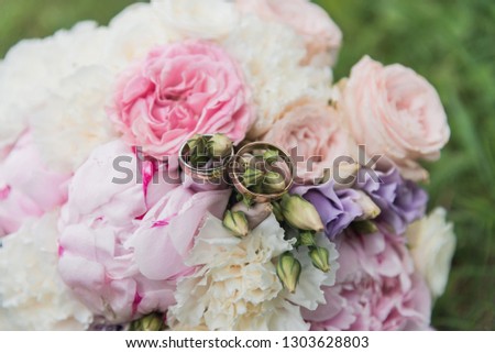 The bride's bouquet. Rings newlyweds. A bouquet of flowers with rings. Picture..