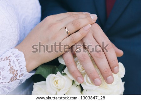 The bride's bouquet. Rings newlyweds. A bouquet of flowers with rings. Hands newlywed. Picture..
