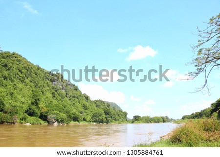 The Kok River has a reddish-red color during the rainy season and there will be a lot of water. The mountainside trees along the green river are bright sky.