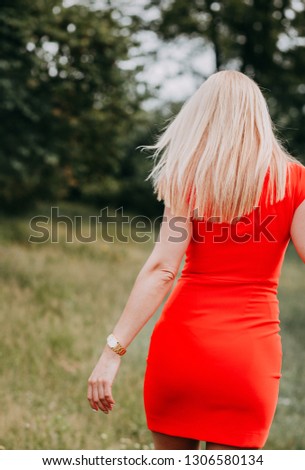 the girl with blond hair is viewed from the back