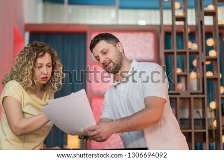 Female patient talking with the 
physiotherapist so she can examine herself