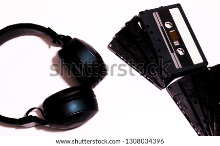Wireless headphones realistic set with music and technology symbols isolated illustration - Ilustração