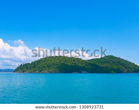 ISLAND IN OCEAN SUNNY DAY BLUE SKY CLOUD BACKGROUND 
