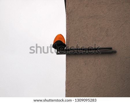 orange light signal for closing the gate