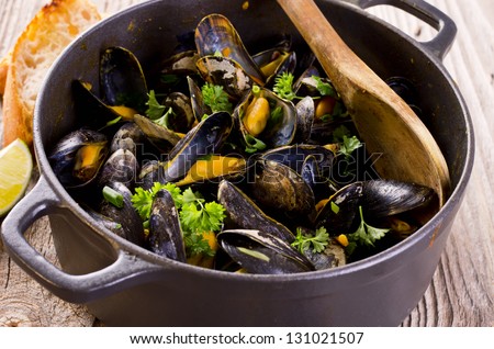 mussels stew in white wine Royalty-Free Stock Photo #131021507