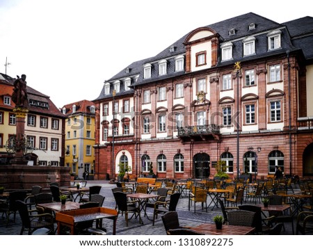 Old Town, the Heidelberg Marktplatz has been the city’s main gathering place since the Middle Ages. Nowadays, visitors come to the Marktplatz to shop. Fresh flowers, fish and produce are sold here on 