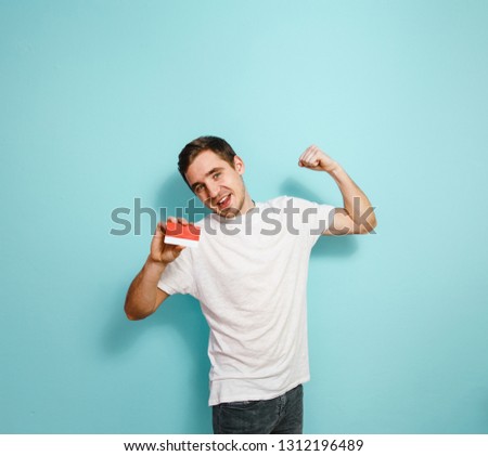 A man recommending a red bank card on a blue background.