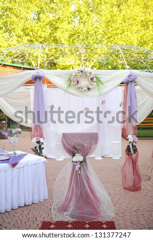 restaurant's yard decorated for wedding ceremony