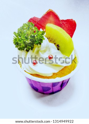 Fruit cupcakes, creamy milk, fresh white, fresh strawberry decorations Kiwi on a white background Pictures for menus or candy catalogs. Delicious cupcakes with cream and strawberry, fresh kiwi