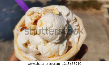 Ice cream white Put in fresh coconut shells.