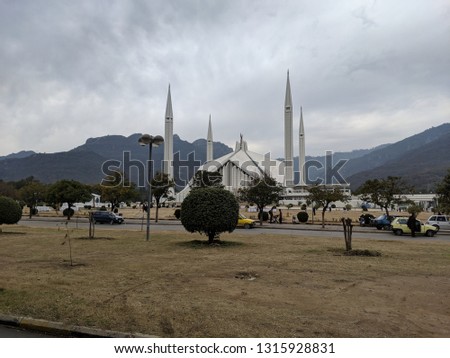 A grand Faisal Mosque