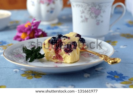 Muffins with black-currant