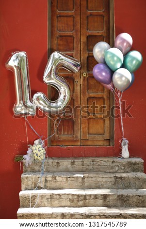 fifteen-year-old party elements, balloons, flowers and various Mexican elements