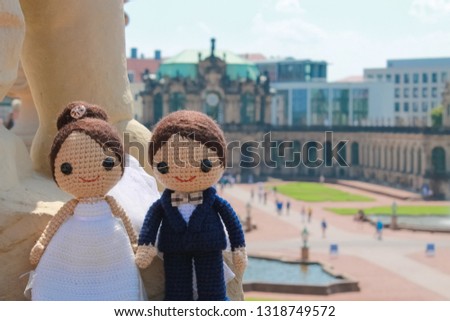 
knitted dolls travel the world and take pictures