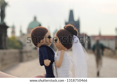 
knitted dolls travel the world and take pictures of sights