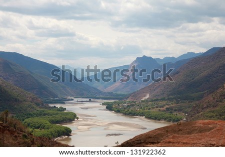 Yangzi river first bend in Yunnan, China Royalty-Free Stock Photo #131922362