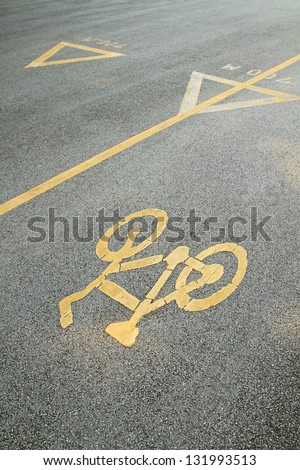 Bicycle lane sign on street