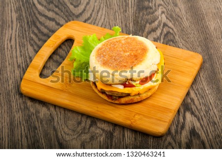 Cheeseburger with tomato and salad leaves