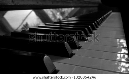 Black and white pic of a piano.