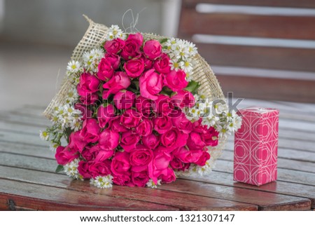 The view of the pink rose bouquet close-up,arranged on wooden table,be used to display,to various festivals(Valentine,wedding,New Year's party,birthday party)or to decorate in Restaurant,coffee shop