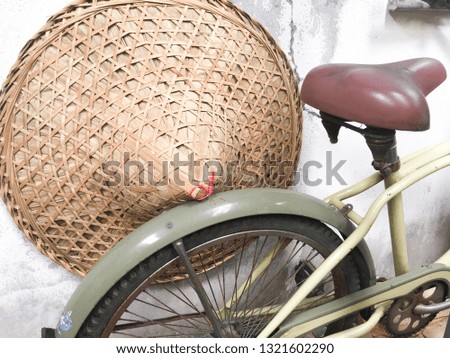 A Kui Loi Hat and a bicycle