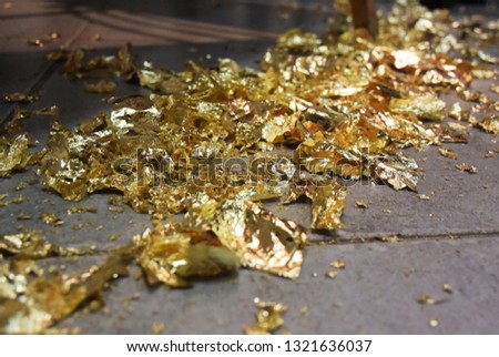 A picture of the background with gold leaf on the tiled floor. Art material - potal