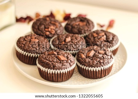 Chocholate chip dark cocoa muffins cupcakes in white paper on a plate seven 7 sunny day birthday party celebration snack baking sweet tooth simple cheap