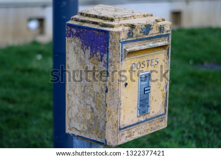A nice and clean picture of a vintage french post box