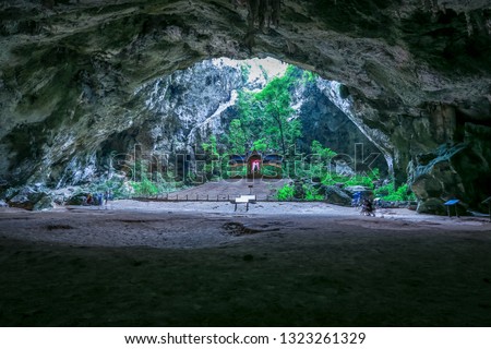 The background of the stone inside the cave(Phraya Nakhon)is a point of interest for travelers,adventurous travelers,to see beauty and study history,take pictures without having to ask,have a caretake