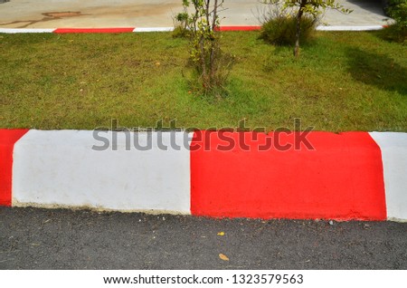 
White Red Road border, do not park roads in Thailand.
