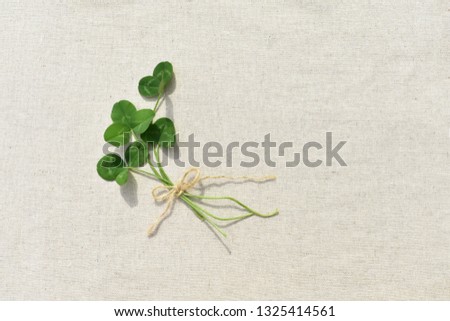 There are four clovers. Background fabric.
Hemp ribbon.
