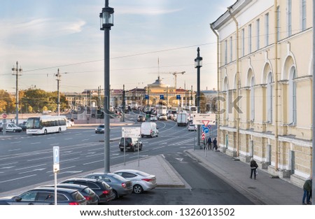 view of St. Petersburg, the car on the Palace bridge, the Admiralty building, road, traffic