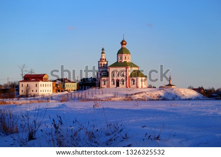 Photo bright old Russian retro temple on the river in winter Suzdal