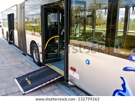 Access ramp for disabled persons and babies in a bus