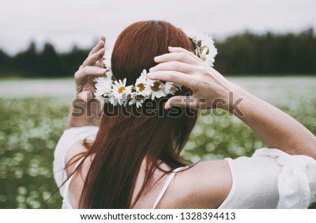 Daisy crown on a red head