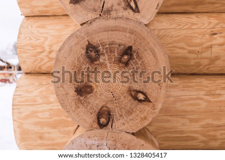 A fragment of wood home shows how to connect the logs without nails