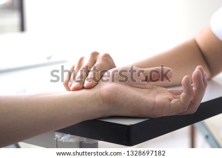 Holding the pulse by hand, 