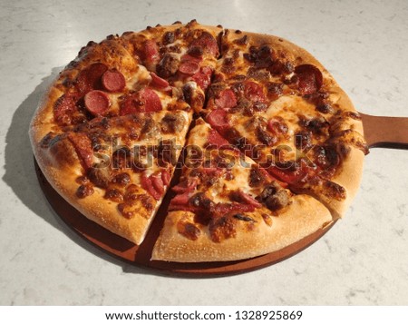 sliced ​​mixed pizza