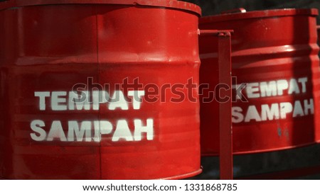 red trash can
