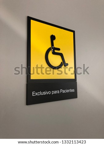Spanish handicap sign that says “exclusive for patients”