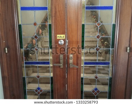 stained glass and wood door with hale or pull in Spanish
