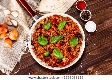 Minced meat with vegetables in pan