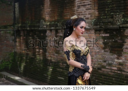 indonesian dress women. java traditional dress.