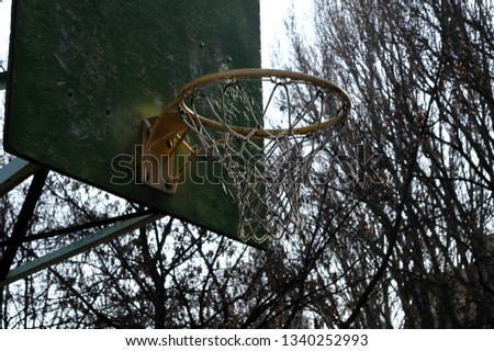 
staroye ulichnoye basketbol'noye kol'tso korzina

old street basketball basket
